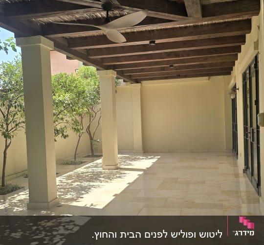 מרפסת עם רצפת אבן ותקרה מעץ